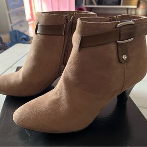 Womens size 6 taupe man made material like suede. Size 6